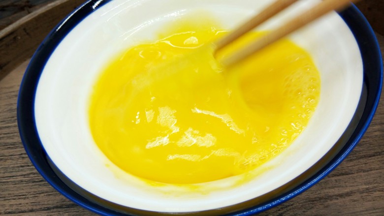 厨房挑战+素菜+ 美味西红柿炒鸡蛋,用筷子顺着一个方向快速搅打