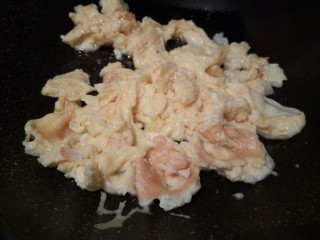 厨房挑战+素菜+ 美味西红柿炒鸡蛋,鸡蛋液凝固之后，快速翻炒，炒散，盛盘