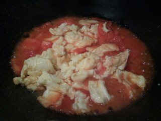 厨房挑战+素菜+ 美味西红柿炒鸡蛋,翻炒至番茄汤汁变少，放鸡蛋