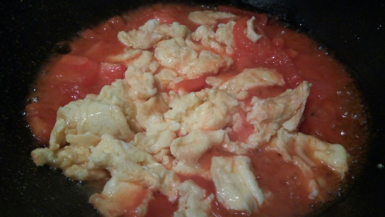 厨房挑战+素菜+ 美味西红柿炒鸡蛋,翻炒至番茄汤汁变少，放鸡蛋