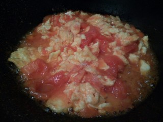 厨房挑战+素菜+ 美味西红柿炒鸡蛋,把两者翻炒均匀，加少许盐提味