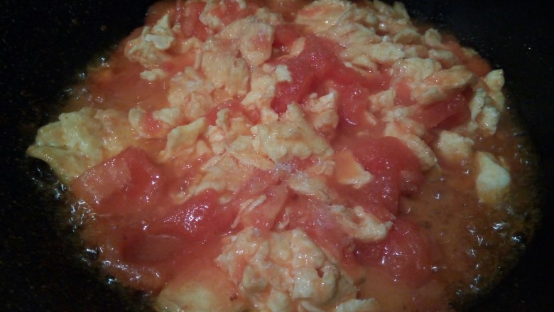 厨房挑战+素菜+ 美味西红柿炒鸡蛋,把两者翻炒均匀，加少许盐提味