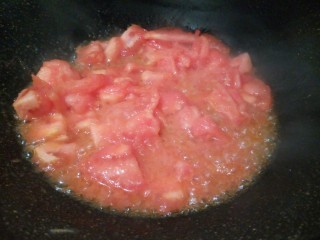 厨房挑战+素菜+ 美味西红柿炒鸡蛋,锅里加油，油热放番茄翻炒