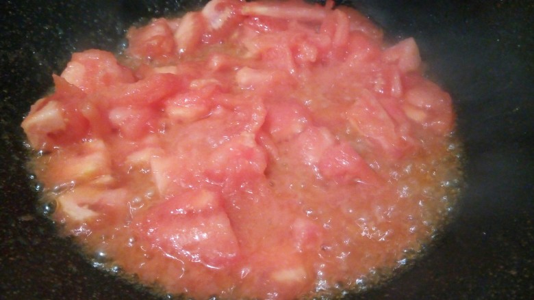 厨房挑战+素菜+ 美味西红柿炒鸡蛋,锅里加油，油热放番茄翻炒