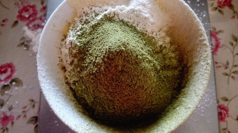 抹茶曲奇,打至黄油体积膨胀一倍，色泽变浅黄时，筛入低粉和抹茶粉，