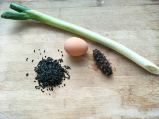 海参海木耳汤,准备食材:海木耳，鸡蛋，海参，葱等
