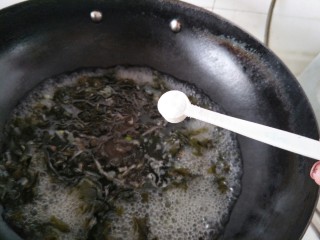 海参海木耳汤,加入适量的盐。
