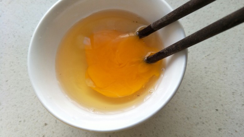 海参海木耳汤,鸡蛋打散。