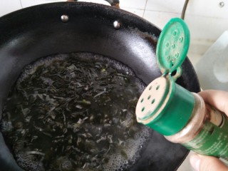 海参海木耳汤,加入少许花椒粉。