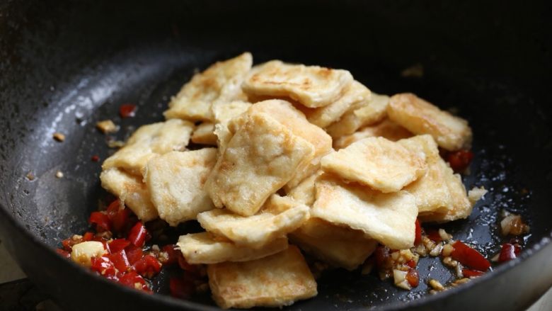 鱼香豆腐,放入煎好的豆腐块翻匀。