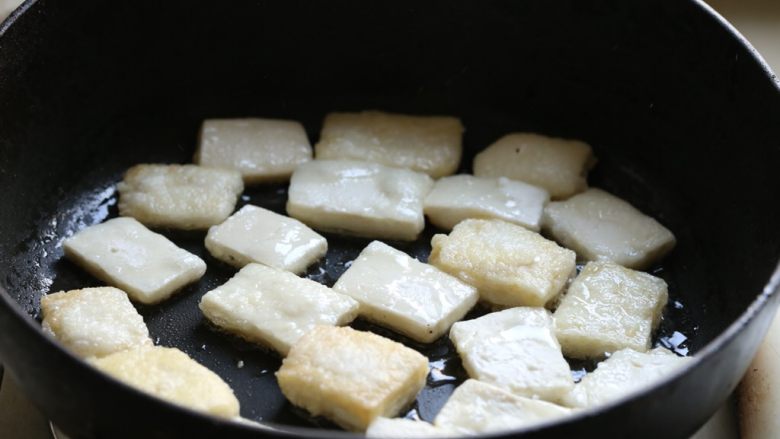 鱼香豆腐,锅热加些许油，七八成热放入豆腐块，中小火将豆腐煎至两面金黄。