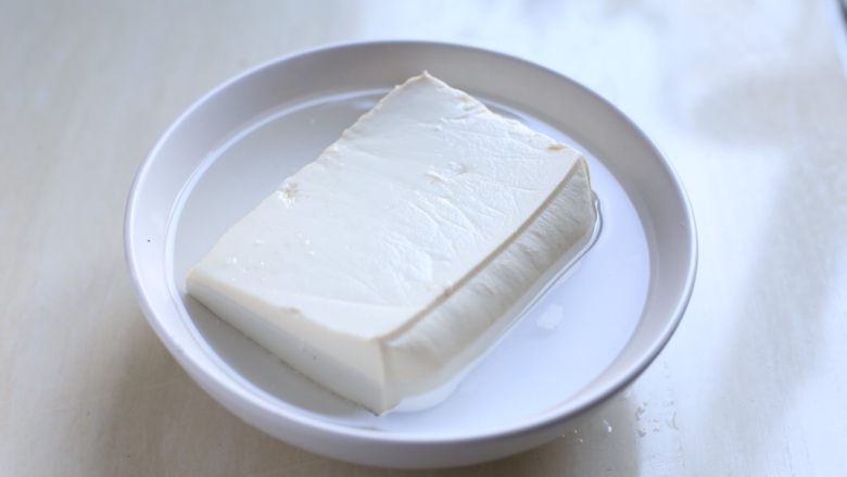 鱼香豆腐,先将豆腐放在盐水中浸泡二十分钟，这样可以去豆腥味，豆腐不容易碎，还能让豆腐内部带有淡淡的咸味。