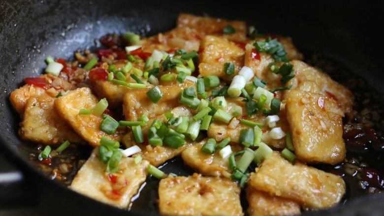 鱼香豆腐,出锅前撒入葱花即可。