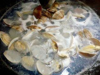 蒜香炒花蛤,锅内放适量水，花蛤一起下锅，水烧开花蛤开口即可捞出来