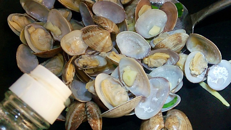 蒜香炒花蛤,加适量醋，吃海产品放点醋比较好，可以杀菌