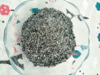 补钙的黑芝麻蛋糕,2.黑芝麻放入料理机打成粉待用。