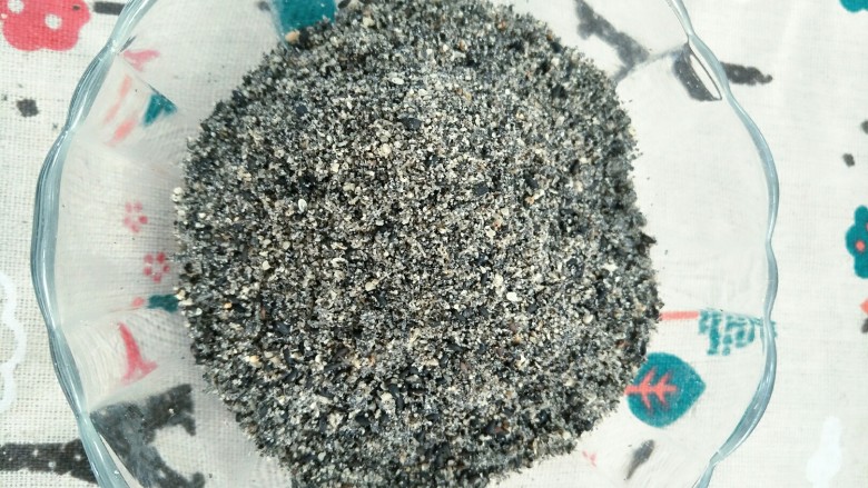补钙的黑芝麻蛋糕,2.黑芝麻放入料理机打成粉待用。