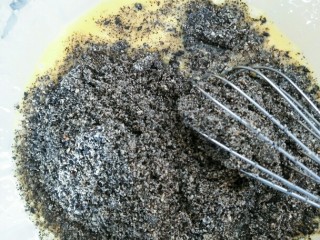 补钙的黑芝麻蛋糕,再加入食用油，糖，黑芝麻粉，拌匀。