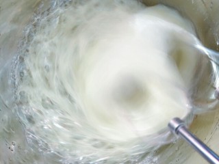 补钙的黑芝麻蛋糕,开始打发蛋清，蛋清中可以加入两三滴白醋或者柠檬汁去腥，把糖分三次加入到蛋清里，一定要分开不要一次加入哦，会影响蛋白打发的。