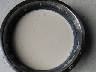 蔴薯软欧,揉面时可以开始做蔴薯，将糯米粉和玉米淀粉以及白糖混合，加入牛奶搅拌均匀，放入蒸锅蒸半小时