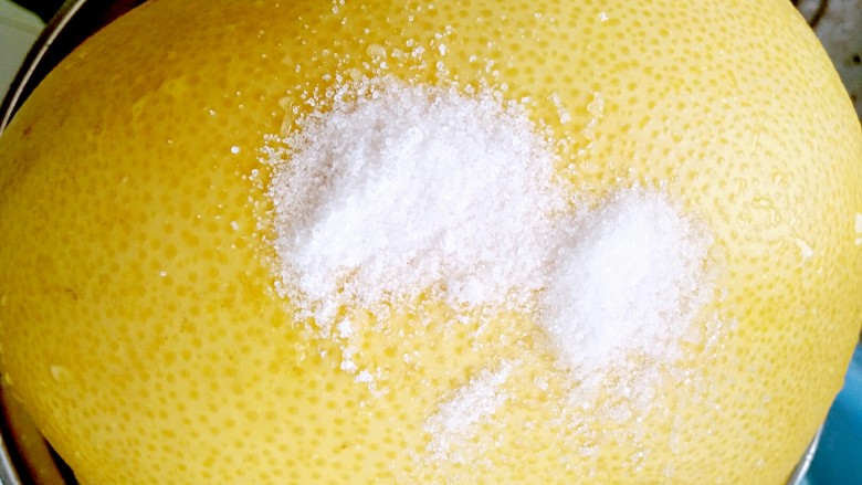 蜂蜜柚子茶,先用食用盐把表皮搓一遍，冲洗干净后再重复动作两遍，把表面的蜡给清洗干净。