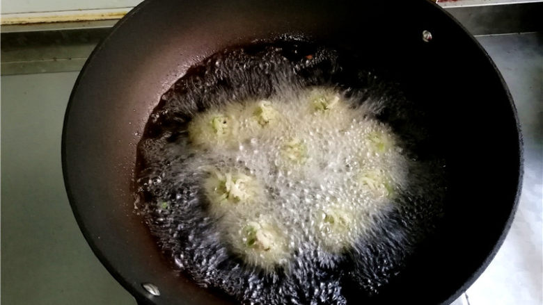 外酥内软的油炸青萝卜丸子,油温不用太高，将丸子一个个直接放入油锅中炸制。