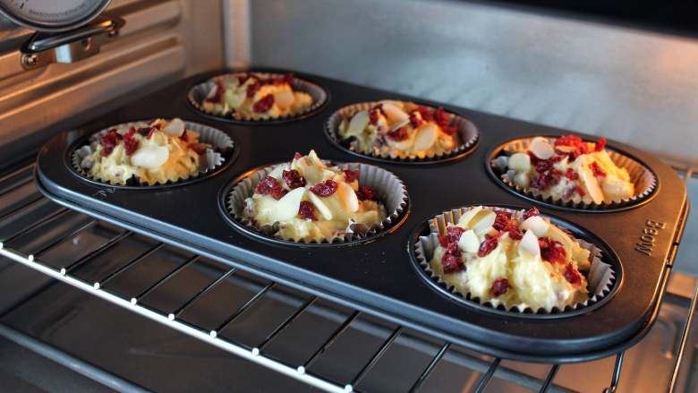 蔓越莓马芬蛋糕,烤箱提前上下火160度预热，将蛋糕放入中层烤30分钟左右
