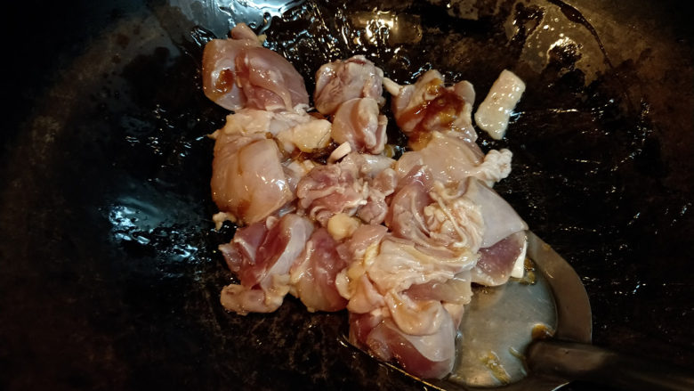 黄焖鸡--肉嫩汁浓拌米饭,开大火，放入鸡块翻炒。刚倒入鸡块时，鸡肉是凉的会让糖凝固成块，不用担心继续翻炒，慢慢糖就会化了。