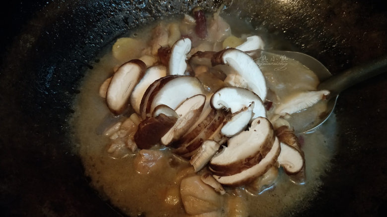 黄焖鸡--肉嫩汁浓拌米饭,加入香菇，翻炒均匀。