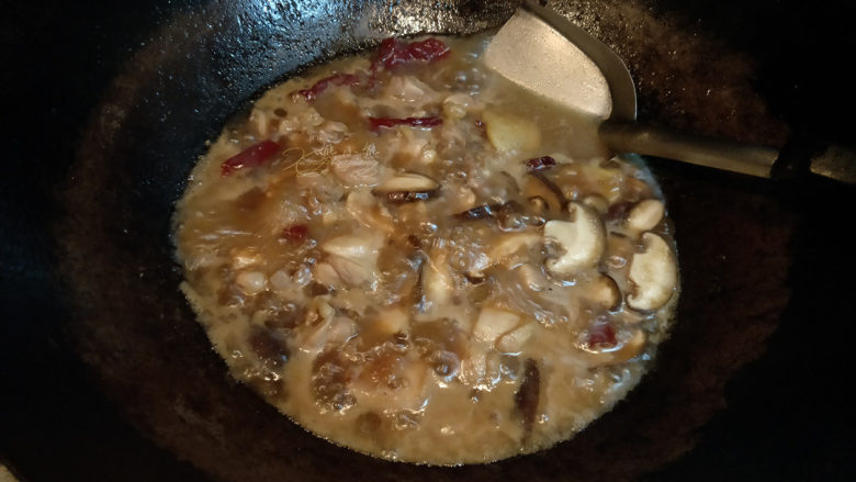 黄焖鸡--肉嫩汁浓拌米饭,翻炒均匀后，关中火，盖上锅盖焖煮10分钟。