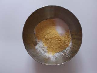 小鸡窝窝头,在糯米粉中加入玉米粉，细砂糖拌匀