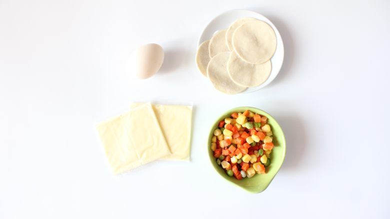 蔬菜奶酪鸡蛋杯（适合24个月以上的宝宝）,准备所有食材，烤箱180度预热10分钟