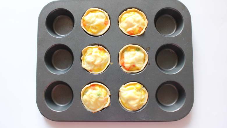 蔬菜奶酪鸡蛋杯（适合24个月以上的宝宝）,烤好拿出来凉至温热即可给宝宝吃