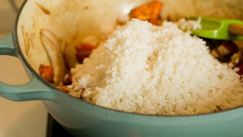 喷香羊肉饭/牛肉饭,把洗干净泡好的米倒入。