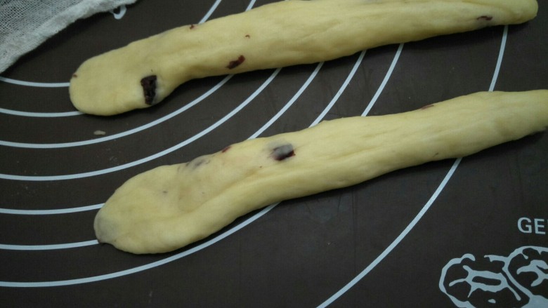 蔓越莓面包圈,每个小面团分别揉成25cm左右的长条，其中一头按扁。