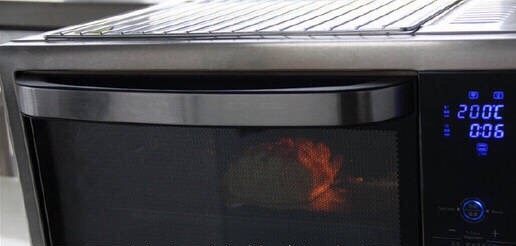 芝士馒头,送入预热好的烤箱中层，上下火200度，考10分钟表面微变焦即可(烤箱不一样的可能火候时间会不一样，因为有些烤箱上下层外面里面温度会有些不一样，第一次考最好看着，以免考焦，我朋友的烤箱是大型的200度烤10分钟已经焦了)