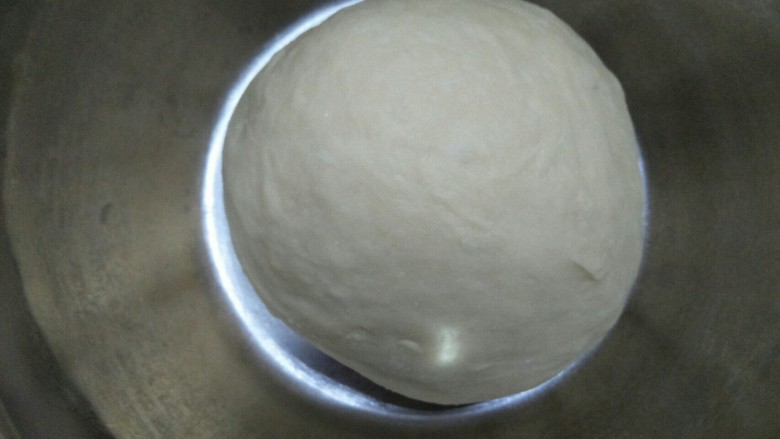 蔓越莓面包圈,面团放入盘中，28度以上室温发酵一小时，如果冬天温度低可以用烤箱发酵功能发酵。