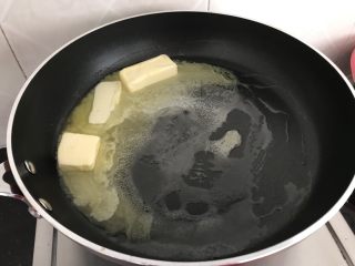 雪花酥,黄油放入不粘锅里热化