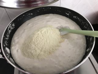 雪花酥,立即关火，加入奶粉！（偏软口感）
喜欢硬点口感的可以把棉花糖融化后多煮半分钟再加入奶粉
