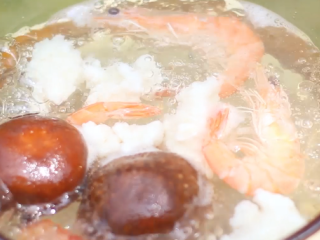 友禅什锦啫喱配美味汁,煮开后加入香菇和虾。