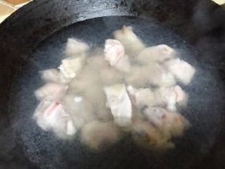 家常菜焖猪脚,猪脚先用沸水焯一下，去浮沫血水，捞出沥干备用