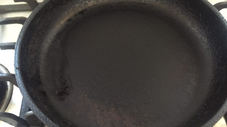 辣椒炒肉丝,平底锅烧热放入10克茶油。