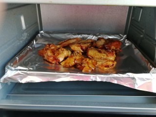 饿了_就来吃_焖烤鸡翅膀,打开烤箱开关，开始加热。调到40分钟。