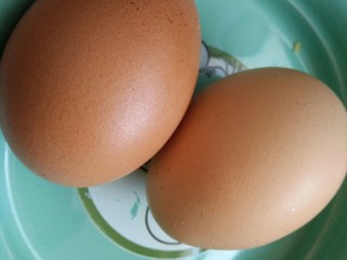 百变鸡蛋+五彩虾仁蛋炒饭,哦，对了，还有鸡蛋是两个哦，上面不是用了一个蛋黄了吗？哈哈