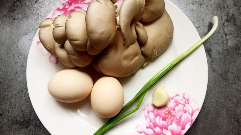 百变鸡蛋+平菇炒鸡蛋,准备材料如图。