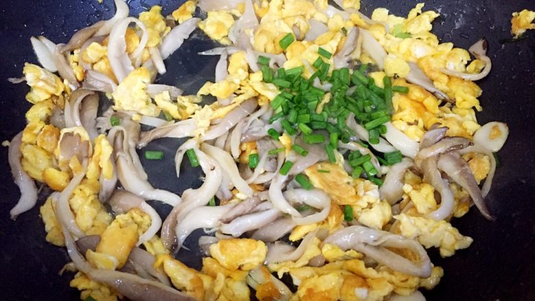 百变鸡蛋+平菇炒鸡蛋,起锅前放入葱花翻炒均匀即可。