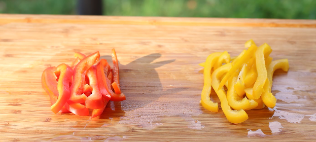 鲜虾芒果卷,青红椒分别切条。