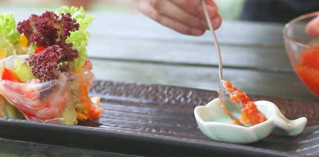 鲜虾芒果卷,将之前调好的酱汁倒在虾卷旁，蘸着吃即可。