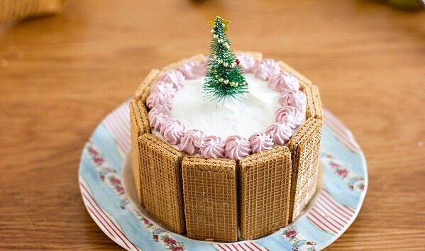 圣诞威化饼干蛋糕（好吃有颜值）,淡奶油裱花，插上一颗小圣诞树，是不是顿时有圣诞的感觉了？