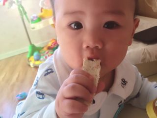 适合宝宝吃的鸡肉肠,孩子趁热自己就可以拿着吃。也可做好放在辅食盒中每次吃粥的时候放里点都可以